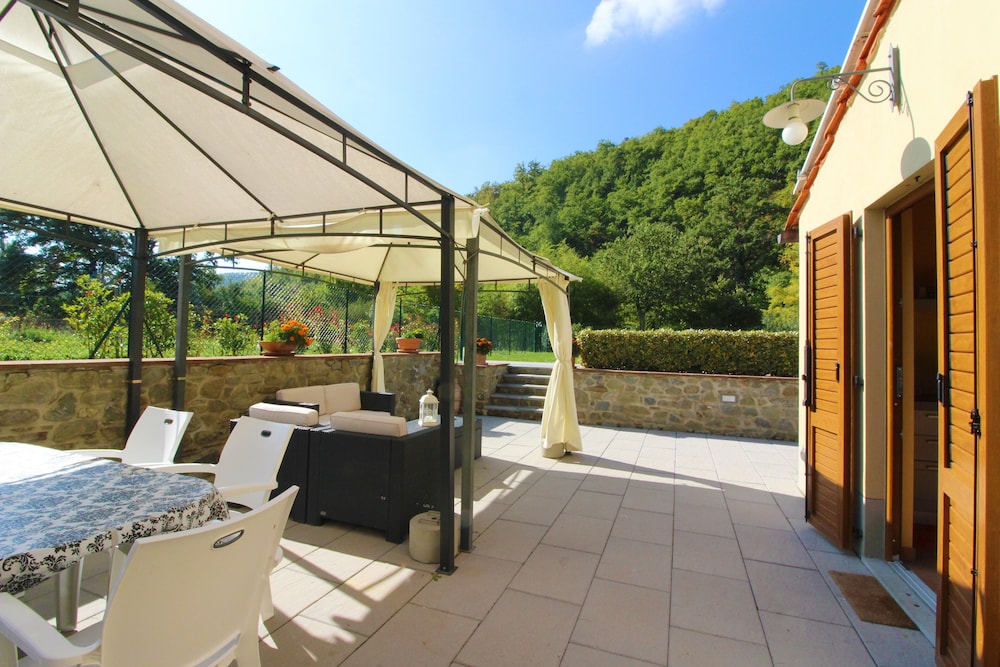 Stunning Private Villa for 4 Guests With Wifi, Private Pool, TV, Veranda, Pets Allowed and Parking