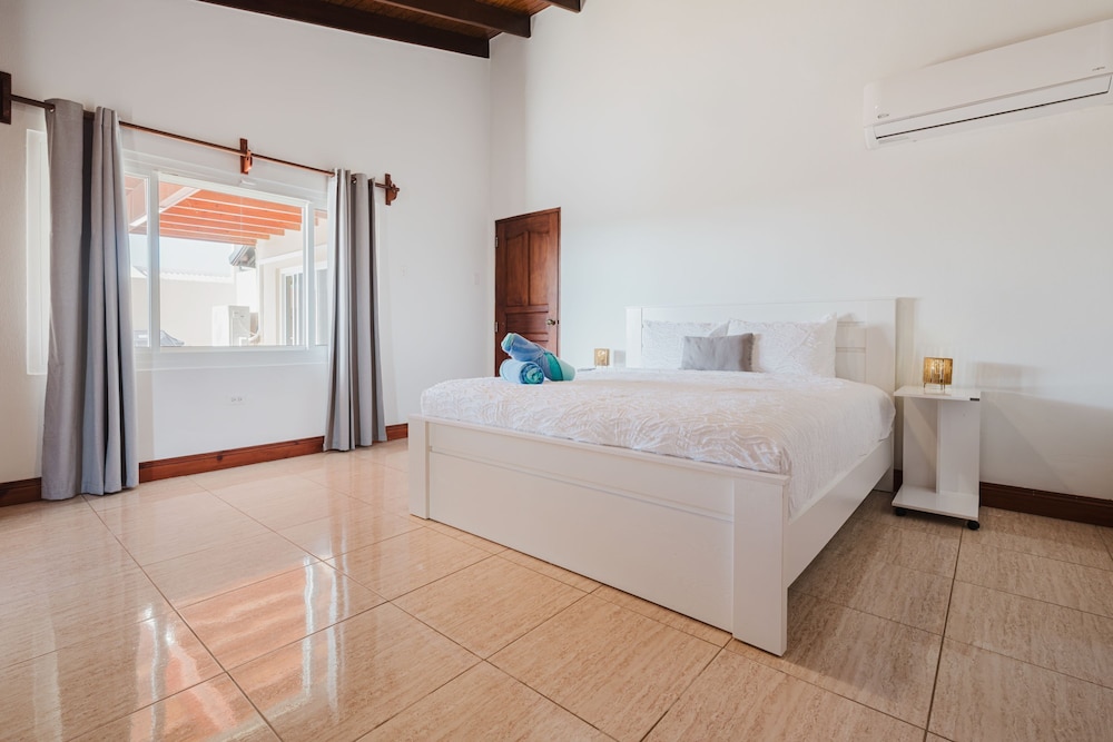 5 Bedroom Villa With Amazing View of Aruba Nature