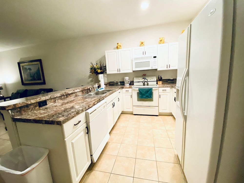 Huge Screened Patio That Overlooks Lake Buck, Near Famous Attractions!!