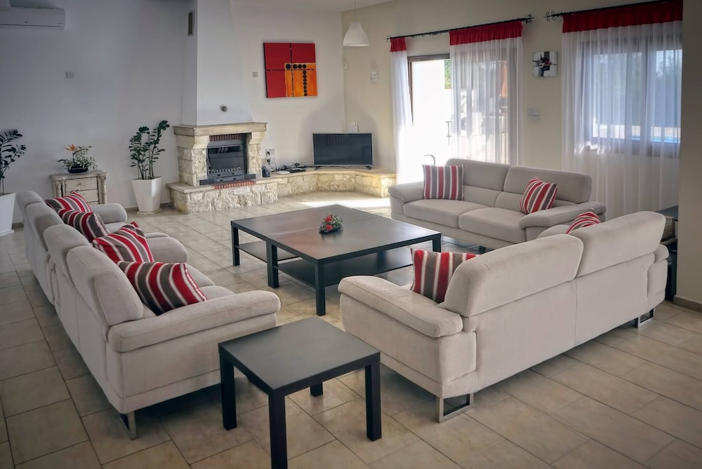 Impressive Large Villa Huge Heated Pool Garden