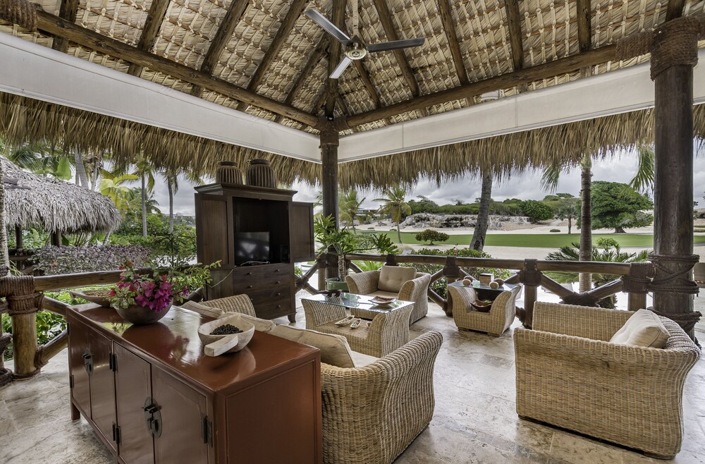 Luxury Villa with Beachfront Eden Roc view 4