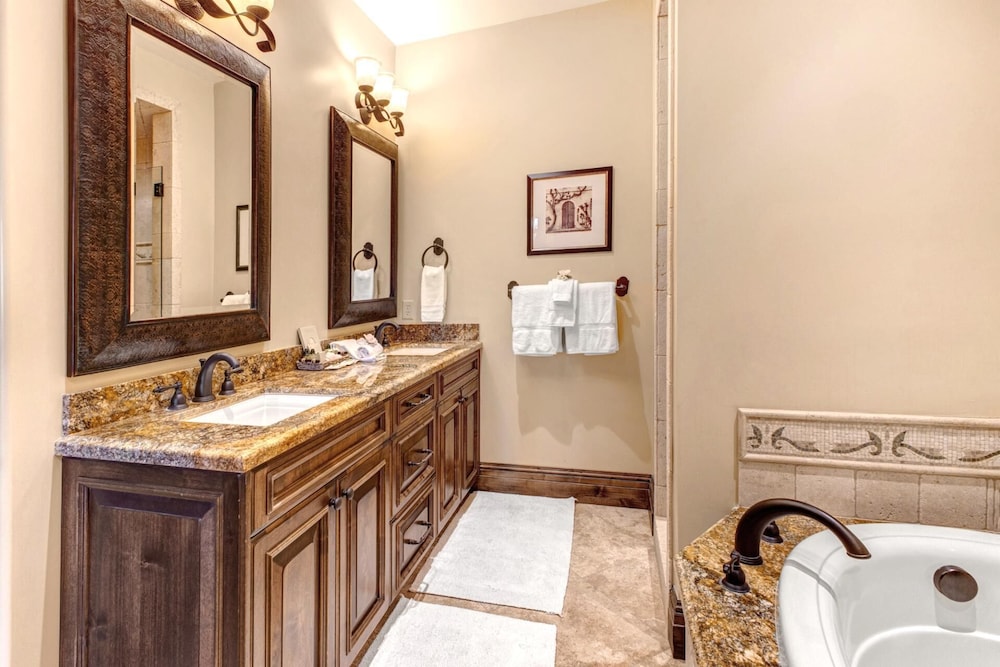 Vintage on the Strand 2 bedrooms Ski Out VIN-14 by KBM