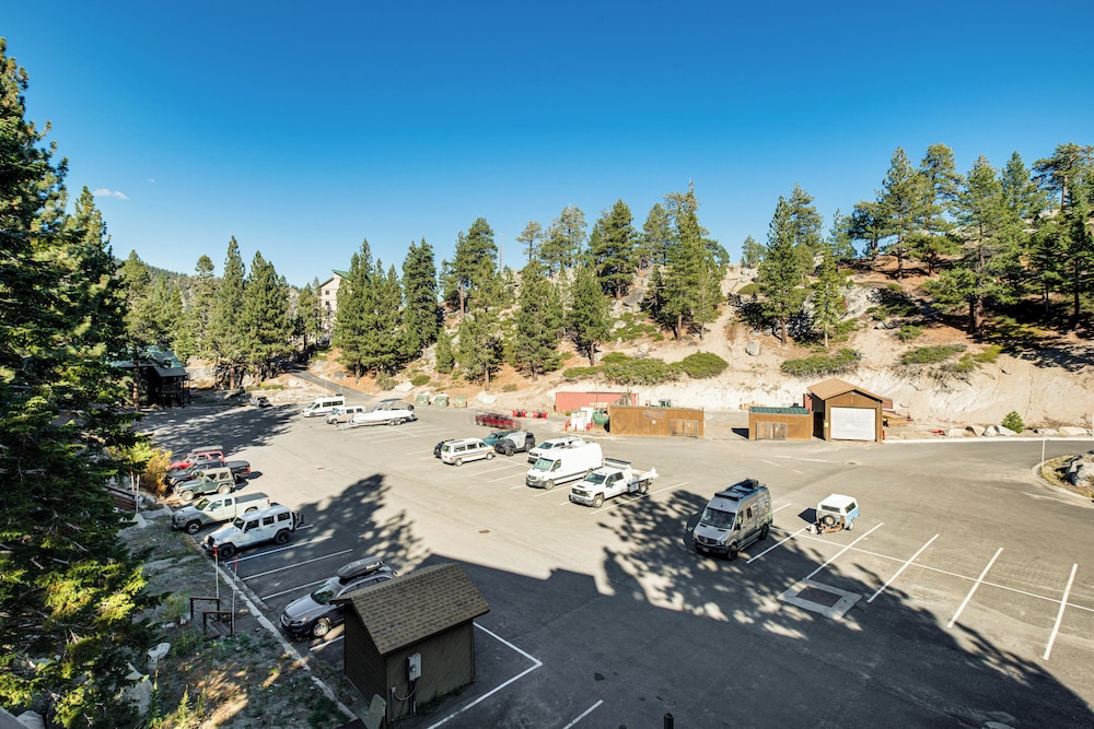 1 Mi to Stagecoach Chairlift: Stateline Condo