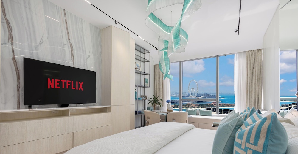 LUX Iconic Views at Palm Tower Studio 4