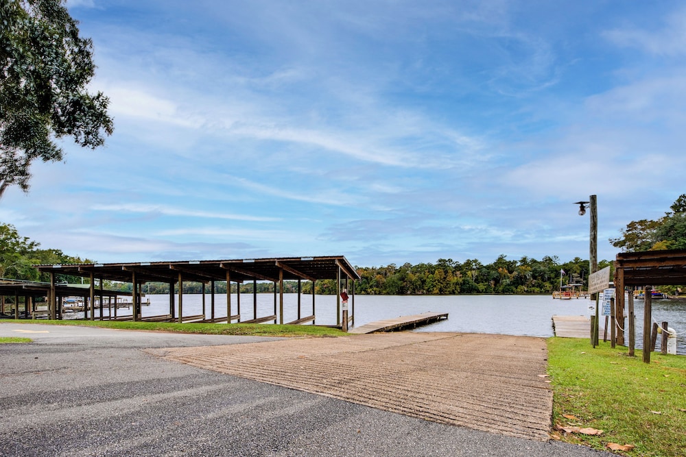 Lake Talquin Townhome at Whippoorwill Lodge!