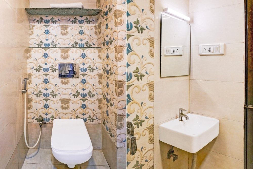 Cozy Deluxe Room Near Juhu Beach Mumbai