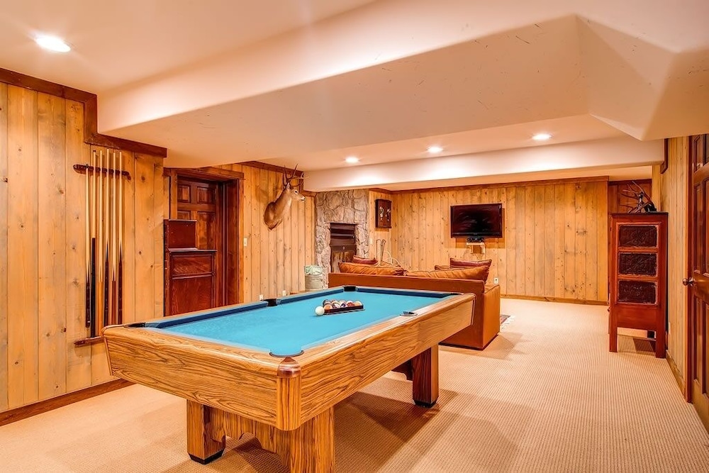 Bear Lodge 6 Bedroom Home by RedAwning