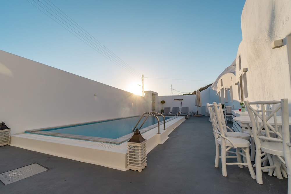 Santorini Sunsets Oasis