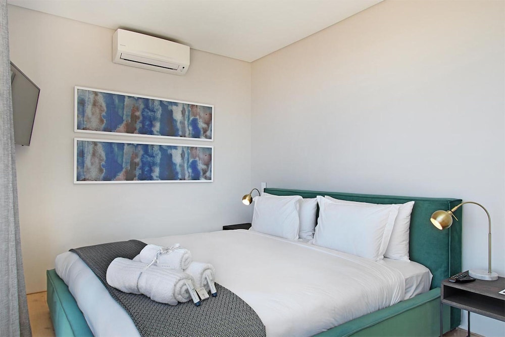 Bright 2bed in Sea Point w Sea Views Helio Haven
