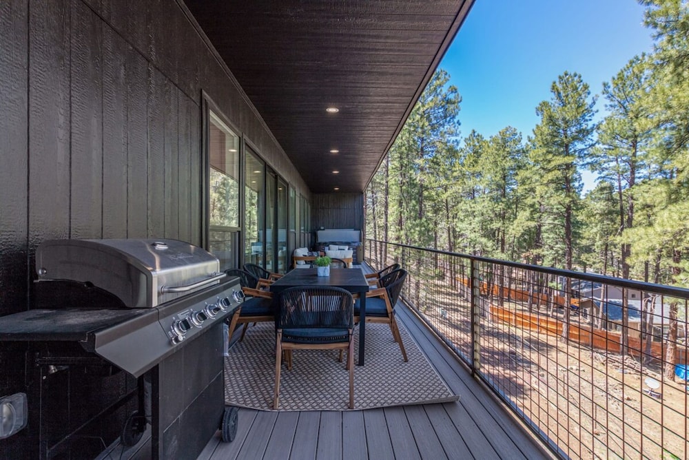 Le Cabin Noir LUX Alpine Retreat Spa BBQ