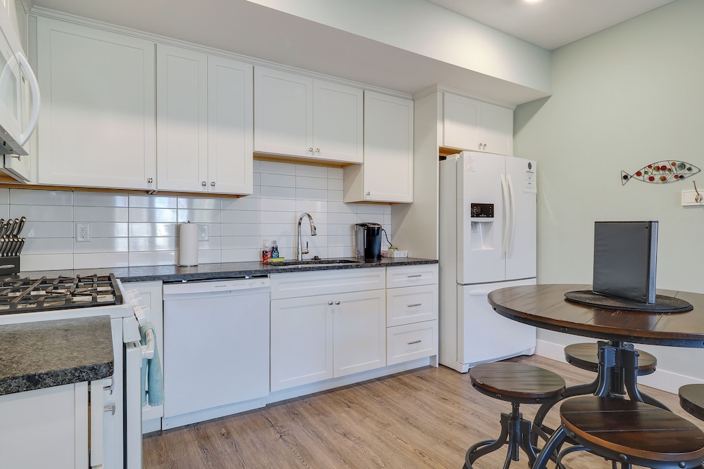 Walk to Front St! Traverse City Condo Near Skiing