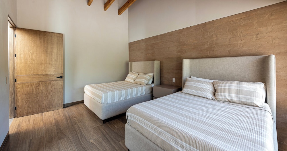 Casa Cundi-Contemporary Living in Nature