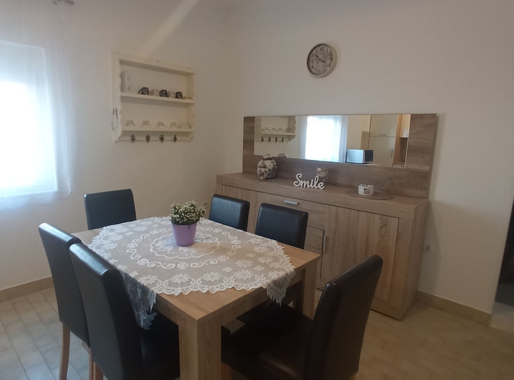 Spacious Kastela Apartment With Balcony and Mountain Views Near the Sea
