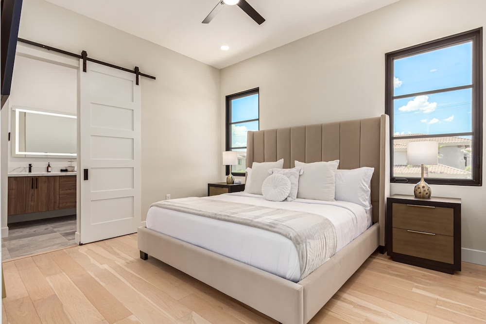 Papago Lux Townhouse 4level Oasis w Rooftop Lounge