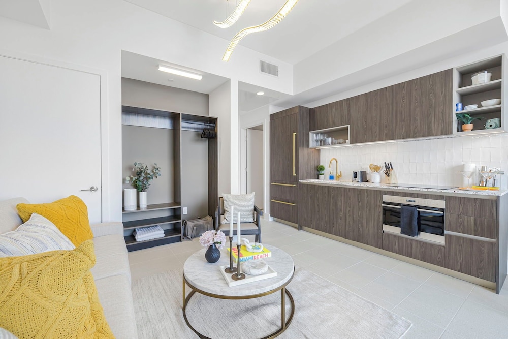 Lux Studio W City Views and Pool