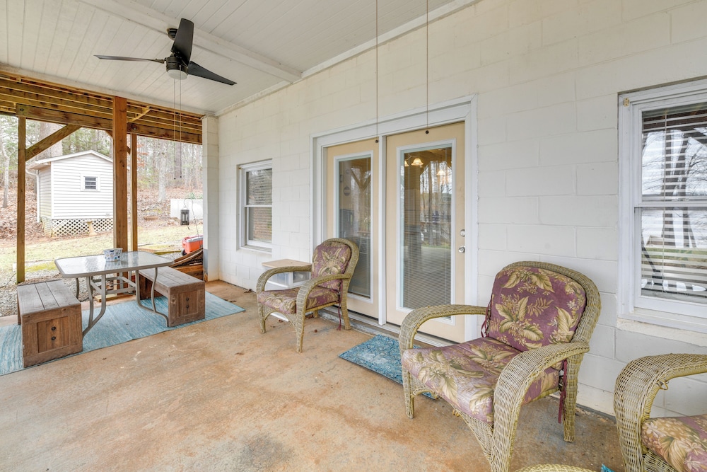 Lakefront Retreat w/ Dock, Patio & Grill in Bracey