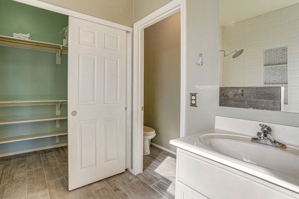 5 Mi to Surprise Stadium: Chic Arizona Home