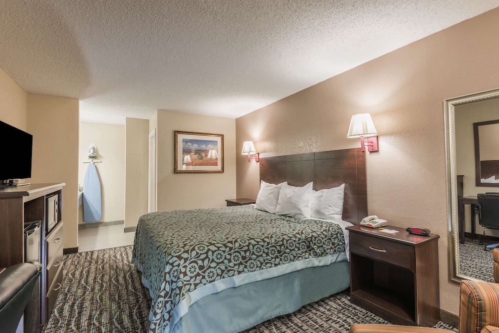 Days Inn by Wyndham San Marcos view 5