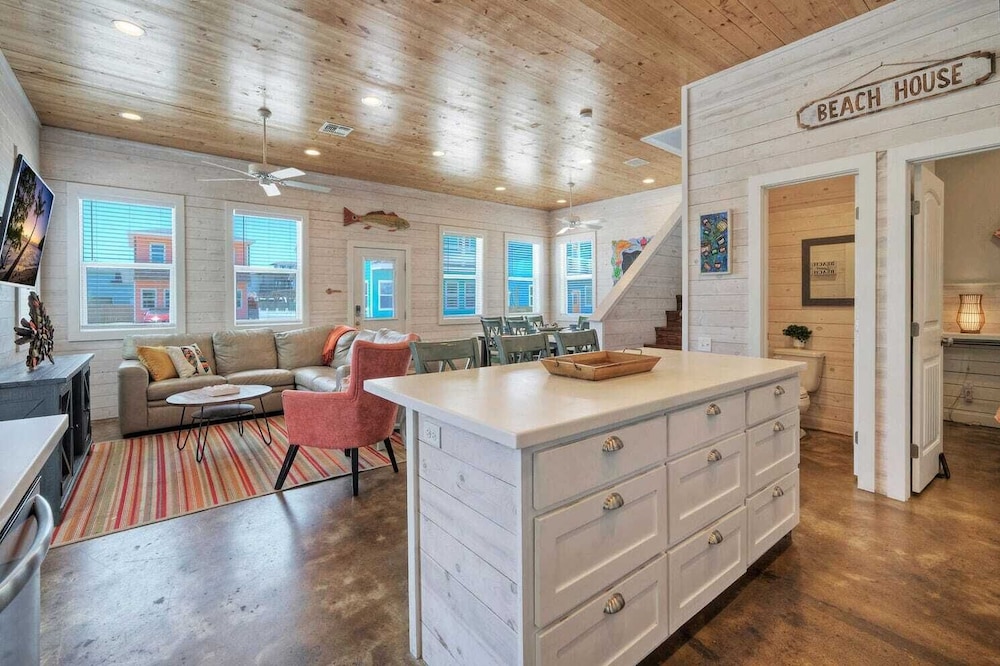 Sleeps 24, 2 Homes Pool, Backyard Tiki Bar, Fire Pit, Cornhole Walk to Beach