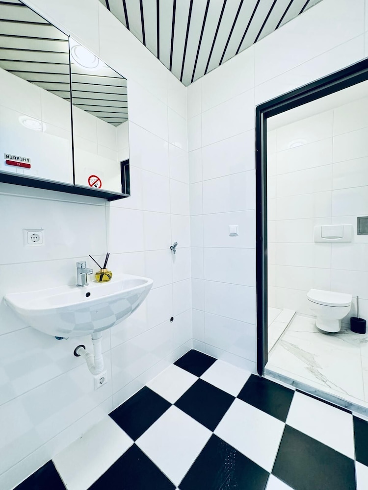 Spacious 7BR Apartment Prime Location
