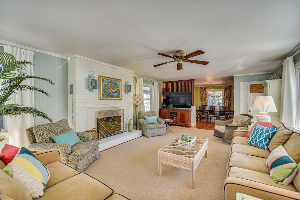 Dine Al Fresco: Reedville Home w/ Dock