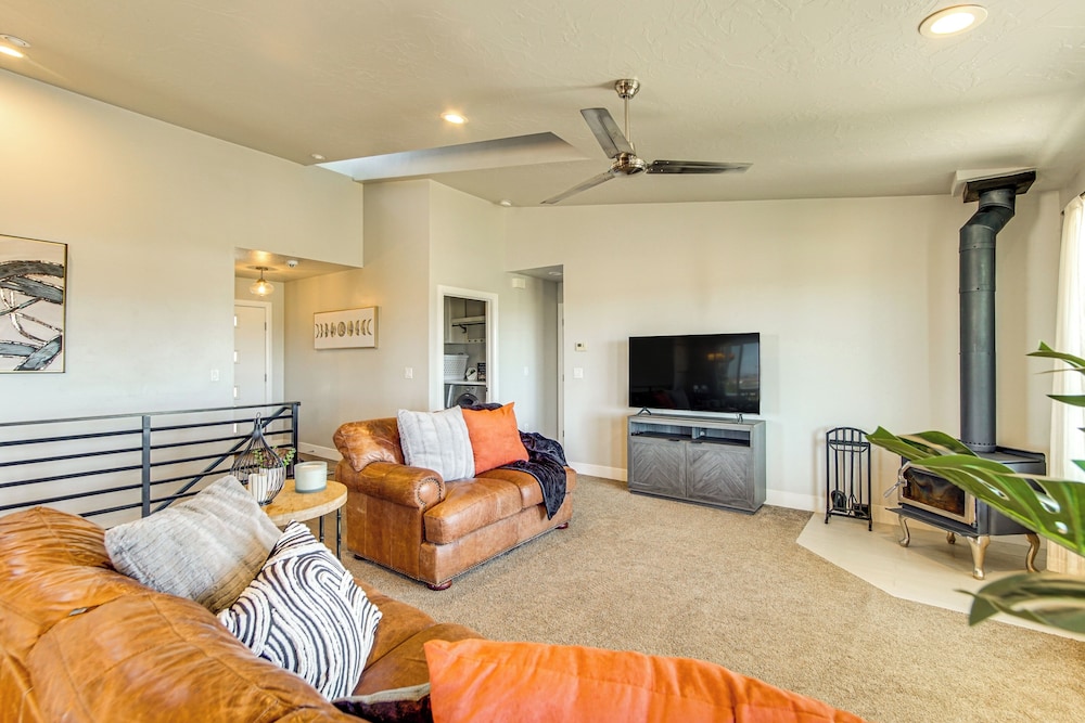 Panoramic Views: Spacious Home in Cedar City!