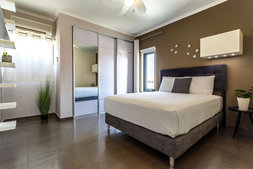 Spectacular Designer Villa 5 Star Luxury 6 Bedroom New! view 4