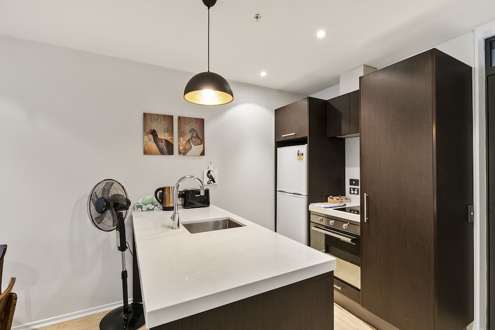 Chic 2BR Pool & Gym - Steps to Ponsonby view 5