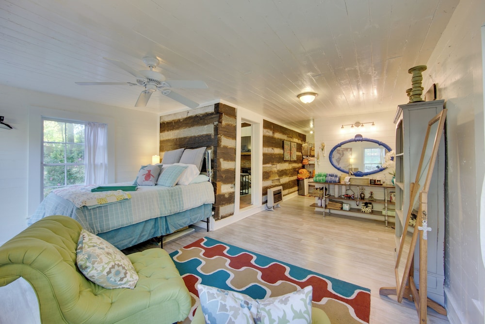 Marshall Vacations - Historic Marshall Log Cabin < 1 Mi to Dtwn! - Property Image 1