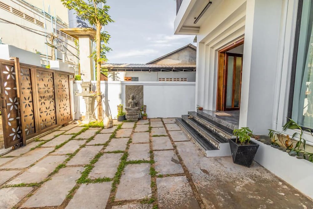 Central Modern Private Villa by La San view 2