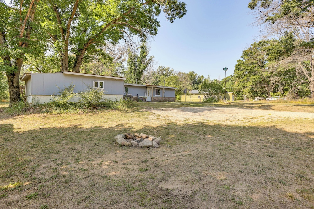 Pet-friendly Retreat: Over 3 Acres in Baldwin!