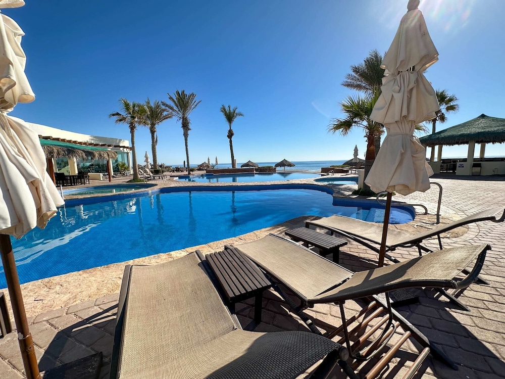 Stylish Condo With Serene Beach Infinity Pool