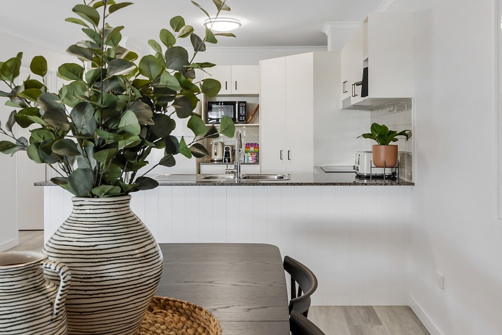 3-bed Haven With Balcony and Bbq, 5-min to Beach