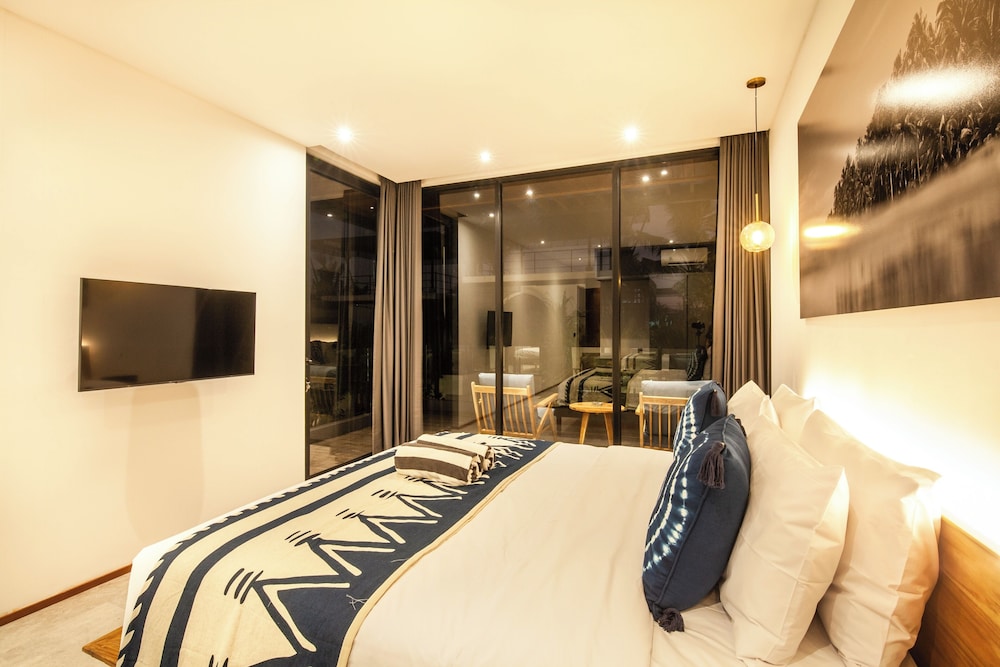 Seaside Escape: 4BR Villa, 190m to Canggu Beach