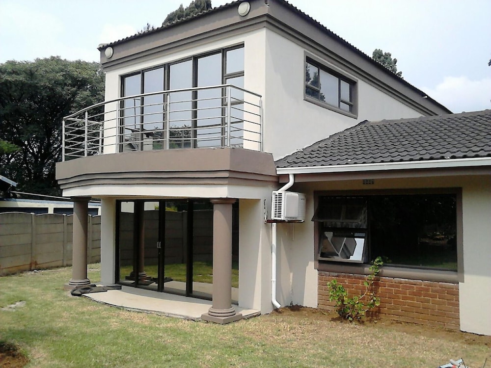 Remarkable 5-bed House in Springs & Nigel