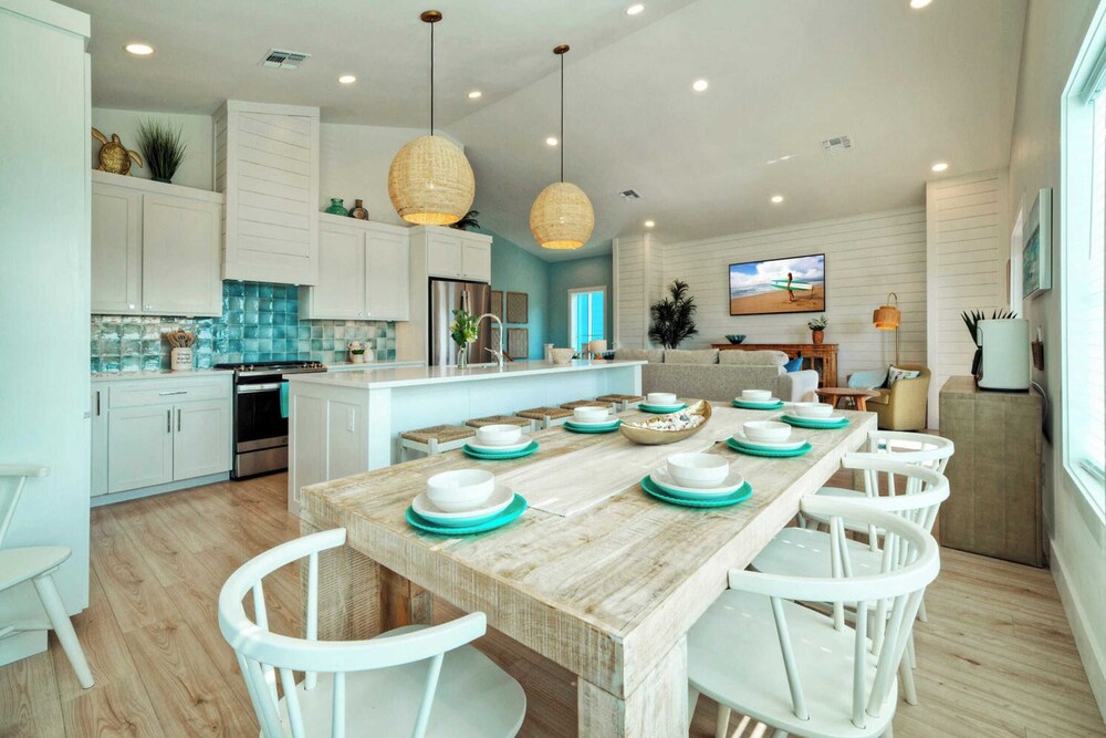 Sleeps 22 2 Homes w/ Private Pool + Patio Walkable Location, Golf Cart Zone