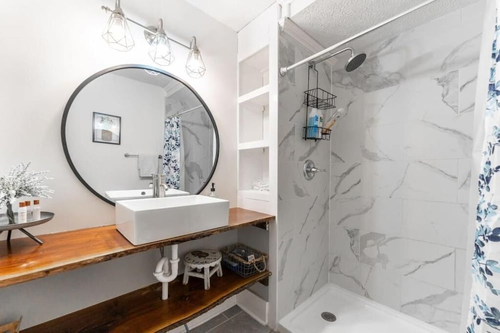 Spacious Duplex for 14 in Downtown