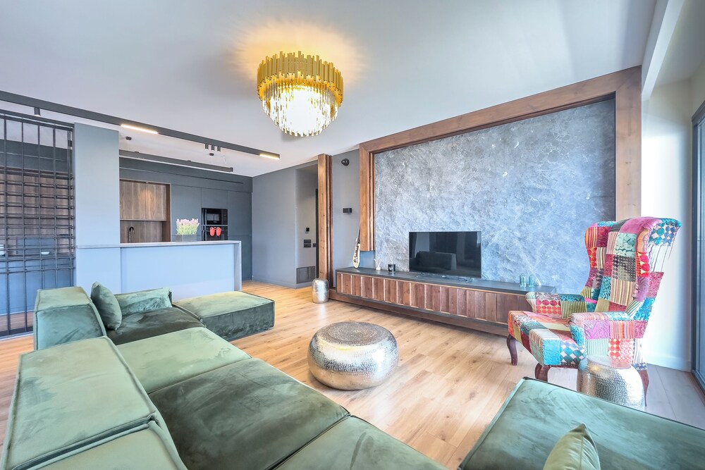 Phaedrus Living Apollo Skyview Penthouse