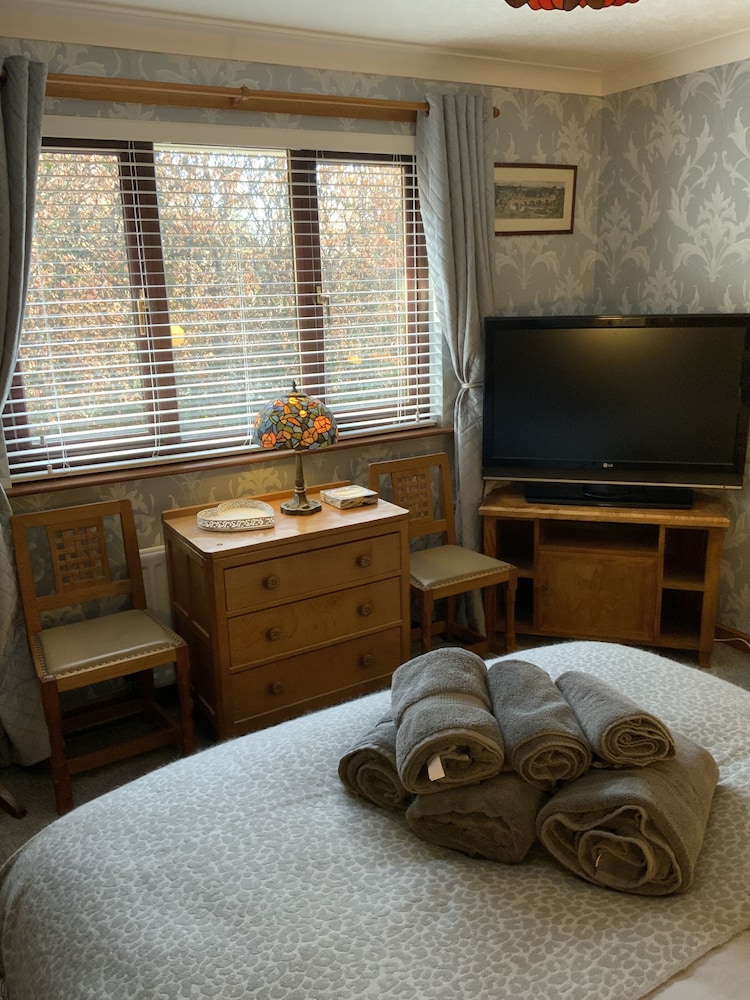 Remarkable 2-bed Cottage in Tranquil Setting view 2