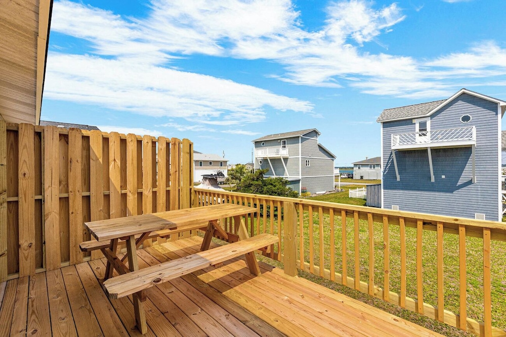 Catch A Wave by Topsail Realty