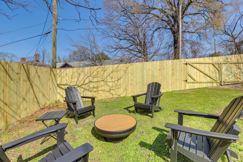 Walk to Amphitheater & Stadium: Home w/ Deck!