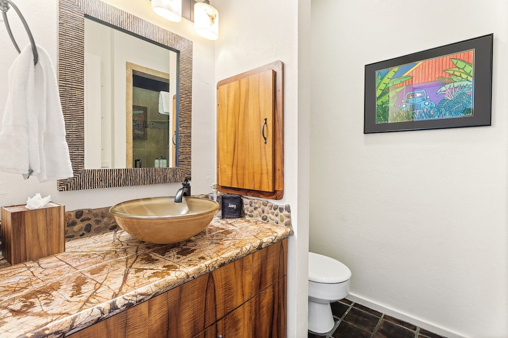Beautiful Oceanfront - Air-conditioned - Sleeps 6 - Walk to Beach - Vrkcv