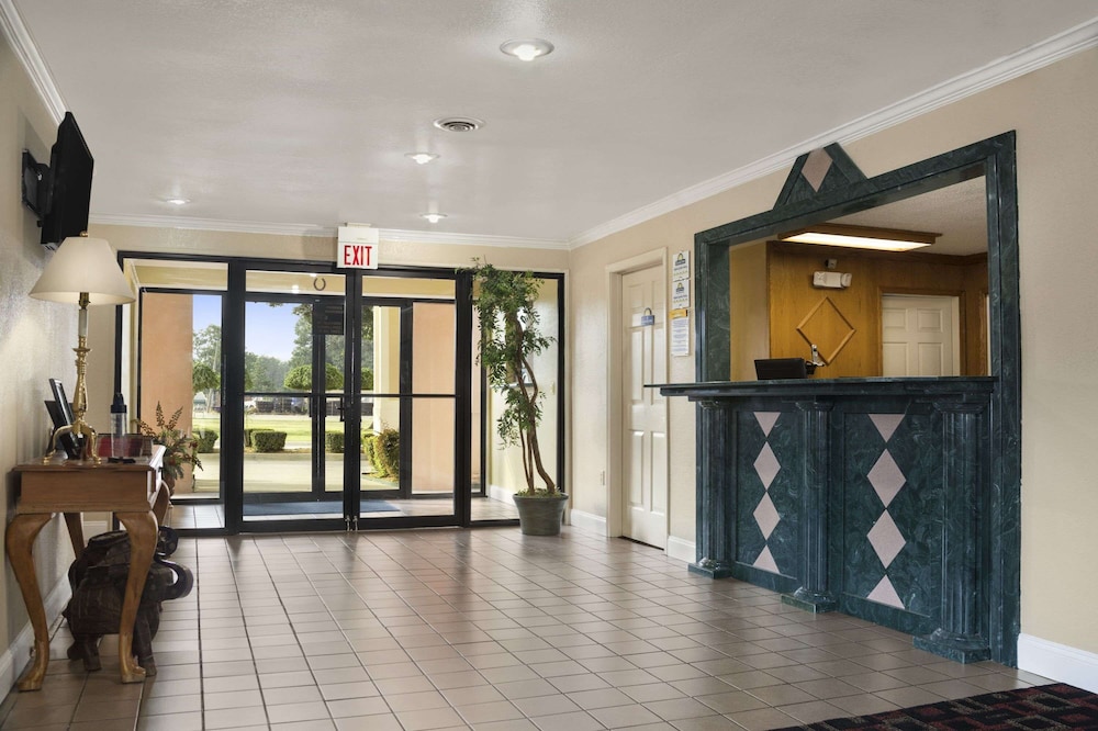 Days Inn & Suites by Wyndham Stuttgart view 3
