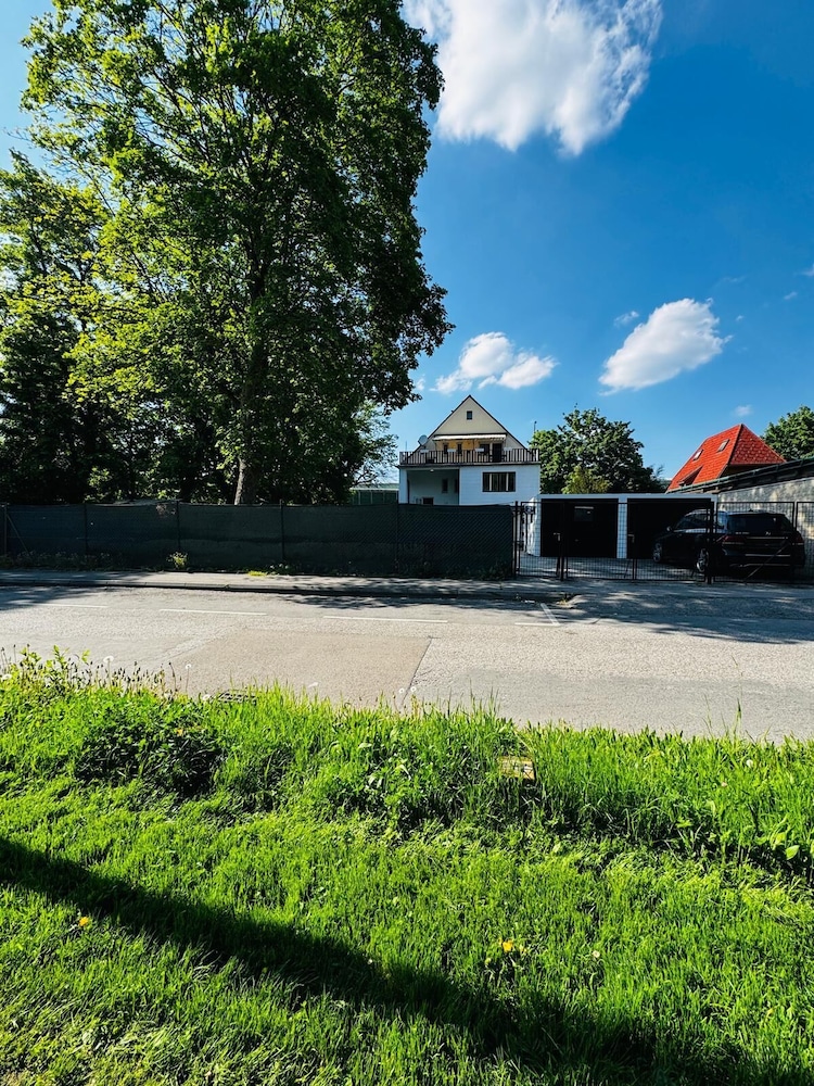 Cozy Garden Villa near Danube For 16P