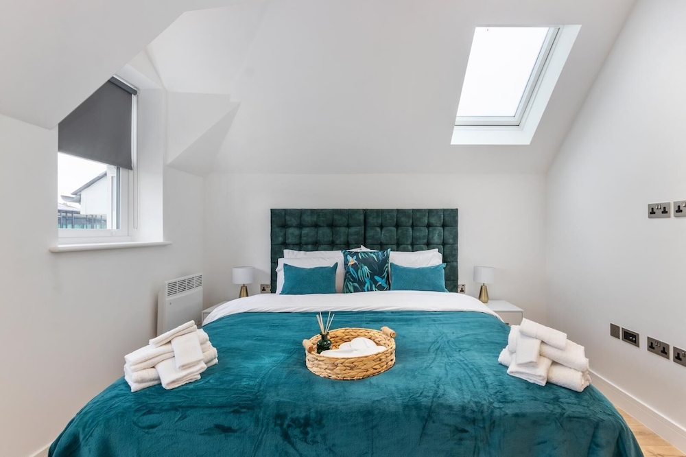 Deluxe 2-BR Saarb Apartment Leatherhead