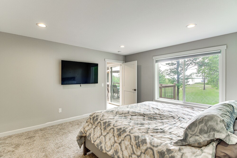 Hot Tub & Game Room: Lakefront Merrifield Retreat!