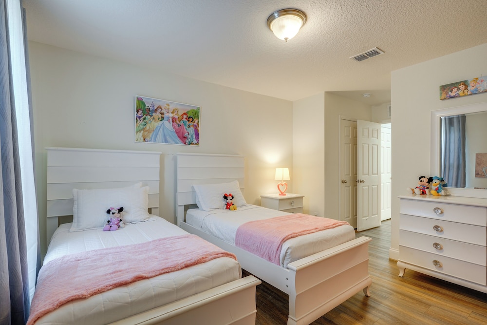 9 Mi to Disney: Group Getaway w/ Lanai & Hot Tub!