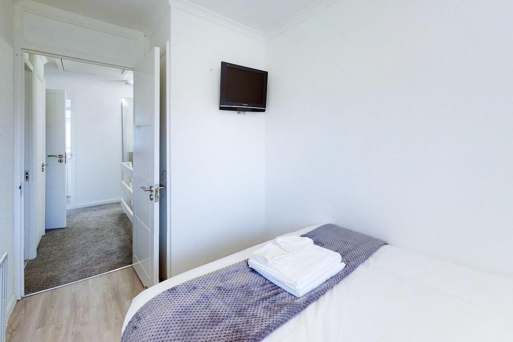 Ranworth House - Holiday Home in Bedford, Sleeps 5 view 4