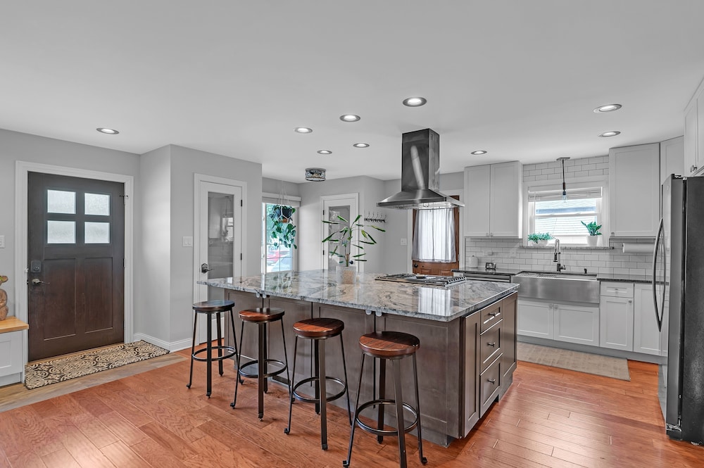Modern Retreat With Private Pool & Yard 3 Bedroom Home