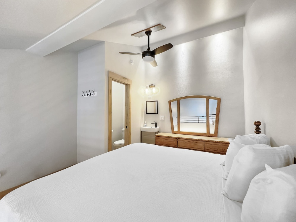 Studio with Prime Location in Heart of Center Village - CJ303 by Redawning view 5